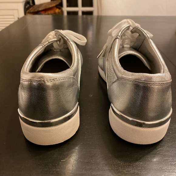 Michael kors Lace up Silver sneaker size 8.5 - Picture 2 of 4